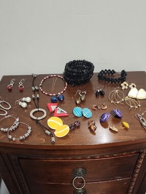 Assorted Vintage And Fashion Jewelry Lot Of 23 Peices